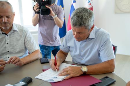 podpis pogodb za gradbeno obrtniška dela za ureditev CDZOM Postojna (7)